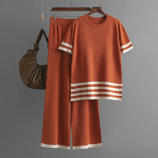 Abbigliamento da donna girocollo lavorato a maglia con strisce colorate